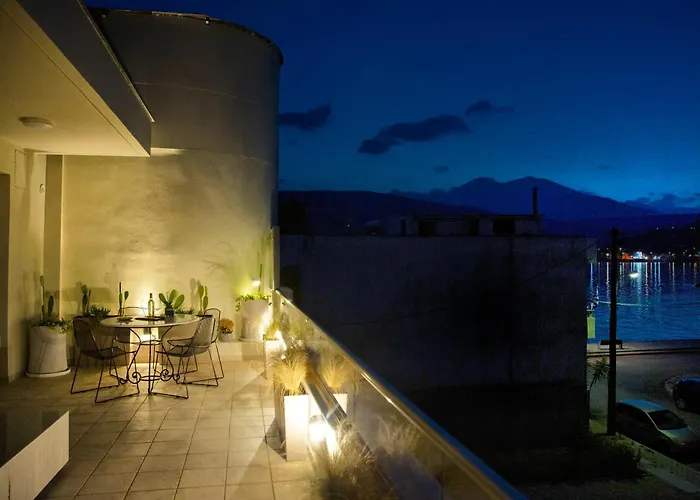 Gallery House In Itea-delphi